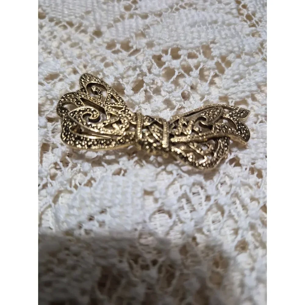 Authentic vintage filigree 1990'S Gold-tone Brooch